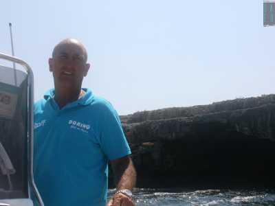 Siamo andati a visitare le grotte: difficili da raggiungere a nuoto, vista la quasi assenza di punti di accesso alla costa, ci siamo avvalsi dell�aiuto del 55enne polignanese Dorino Contento, che organizza gite in barca da oltre 28 anni